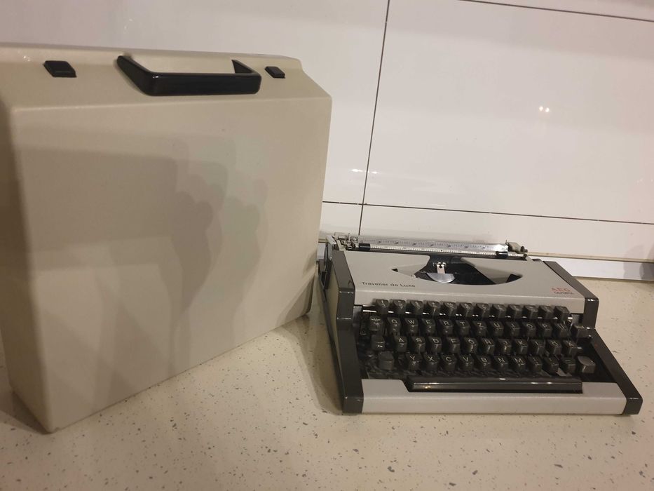 Mașină de Scris Vintage AEG Olympia Traveller de Luxe