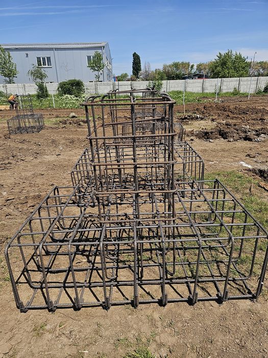Vindem hala metalice de pe stoc dar realizam si pe comanda cu panouri sandwichi