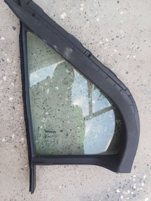 Ляво стъкло на Тойота Ярис 2012г,
