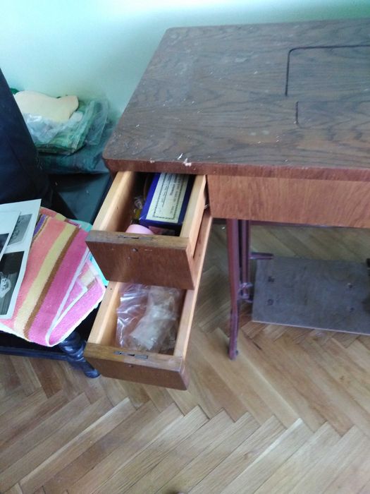 продавам крачна шевна машина Лада