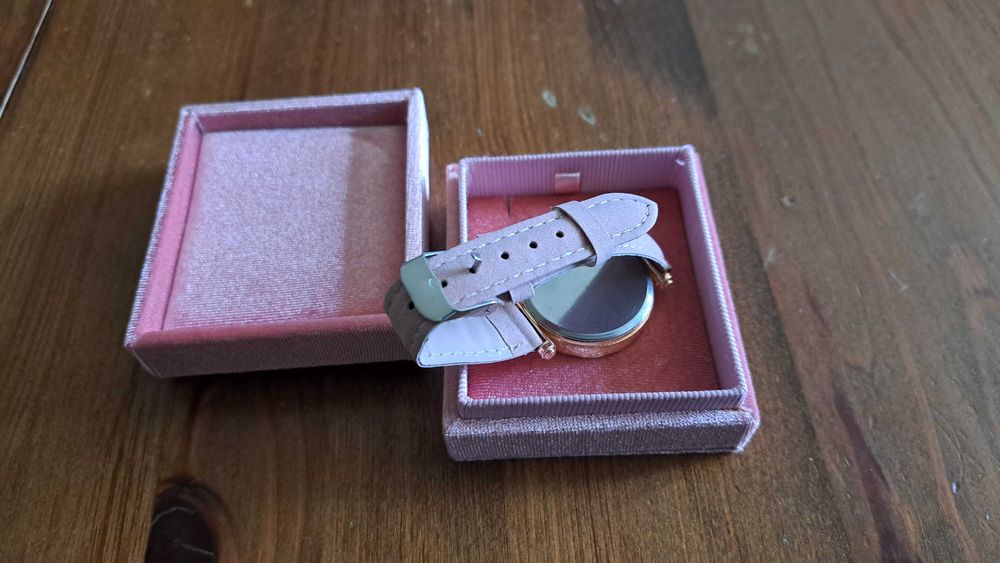 Нов дамски часовник за подарък