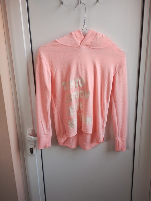 Подарявам рокля и блуза за момиче.