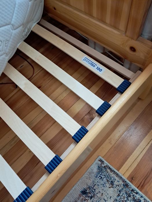 Продавам легло заедно с подматрачна рамка и матрак,размер 90 см на 2 м