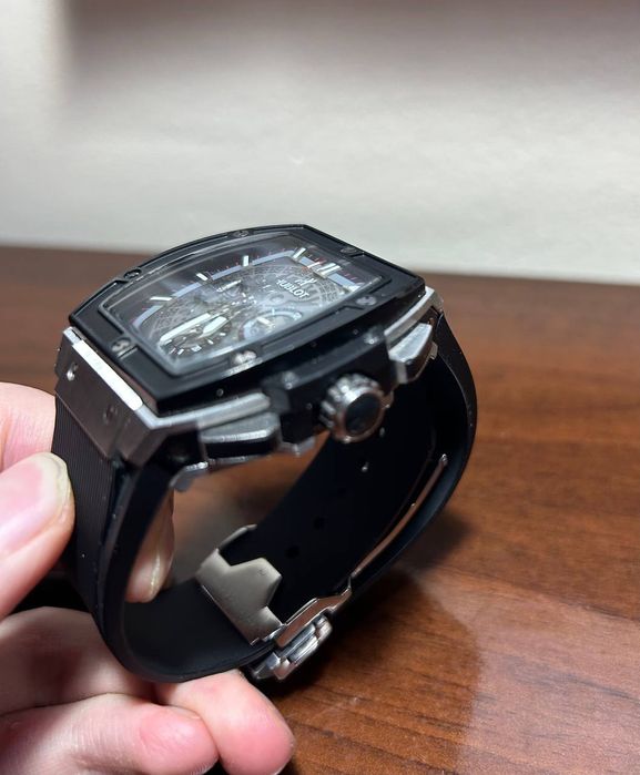 Hublot mexanik soat sotiladi