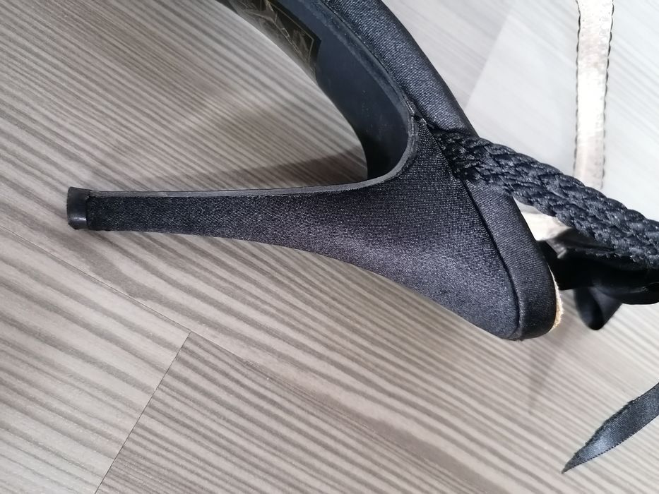 Vând sandale elegante cu fundița