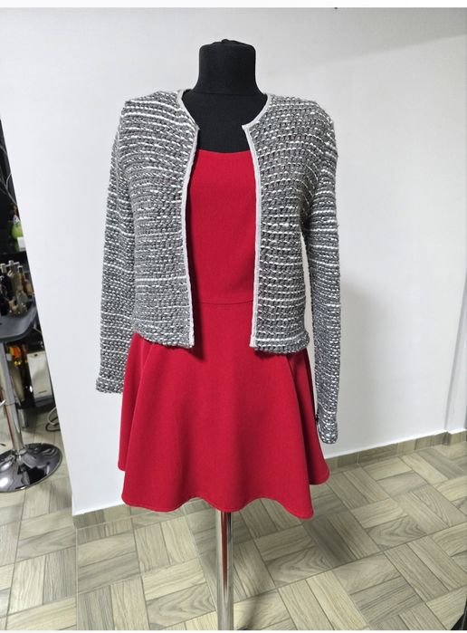 Rochie roșie, model clos, cu mânecă bufanta