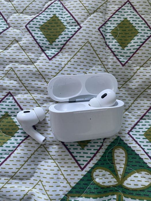 оригинальные Airpods pro.