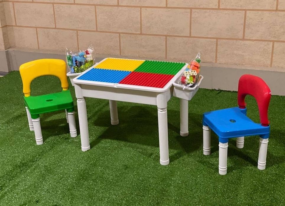 Детям подарок на новый годСтол лего с двумья стулчиками