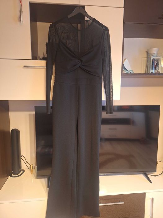 Salopeta neagra ,eleganta ,noua dar fara eticheta. Marimea 42