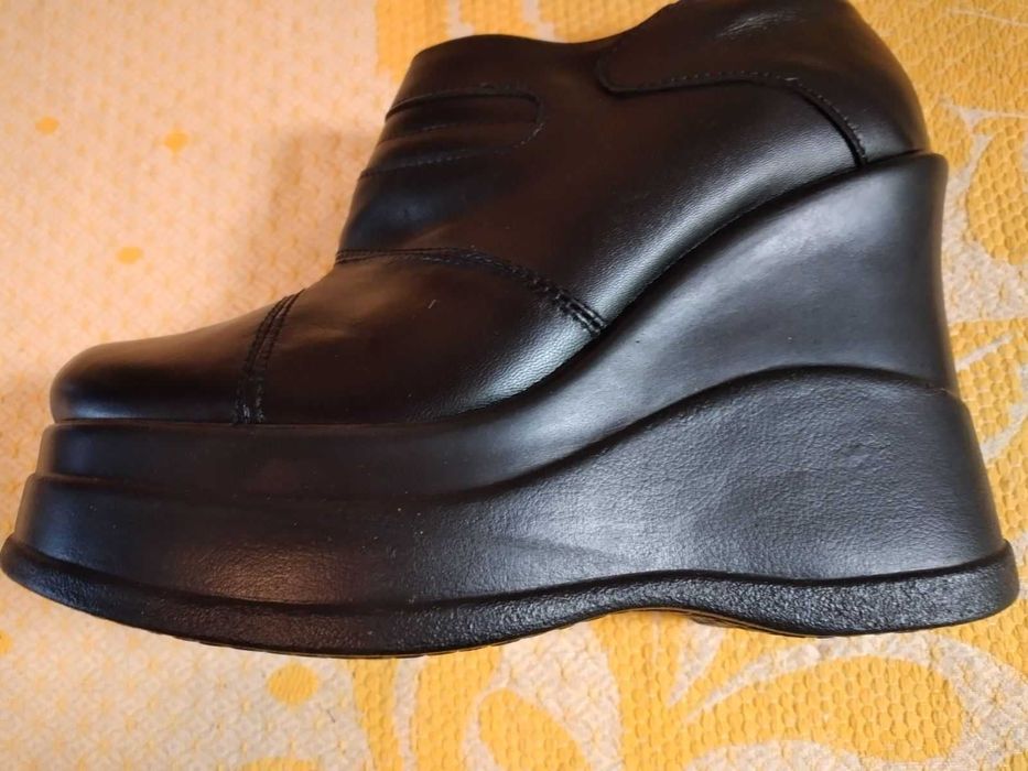 нови ,атрактивни дамски обувки на платформа от естествена кожа