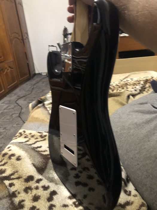 Vând chitara Fender Squaier Strat CA ȘI NOU.