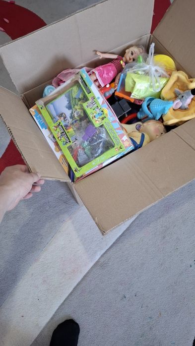 Продам 1 коробку игрушек
