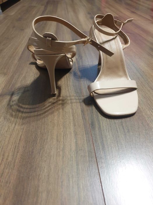 Елегантни дамски сандали на ток