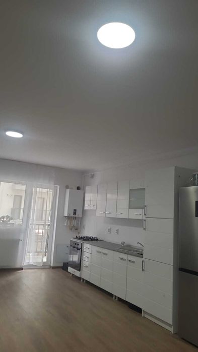 Propietar vand apartament cu 3 camere ,67mp utili ,2 baii ,balcon si parcare privata