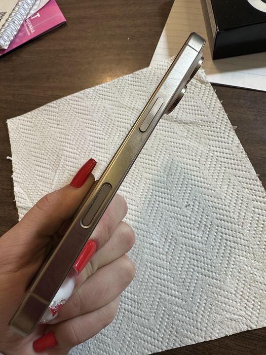 Vand iPhone 16 Pro ca nou,baterie 94% funcționează perfect, poze reale