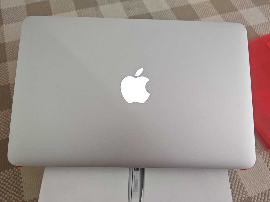 Laptop 11” Macbook Air Model A1465 Intel i5 4GB RAM DDR3 SSD: 128 GB