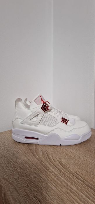 Jordan Retro 4 metalic red