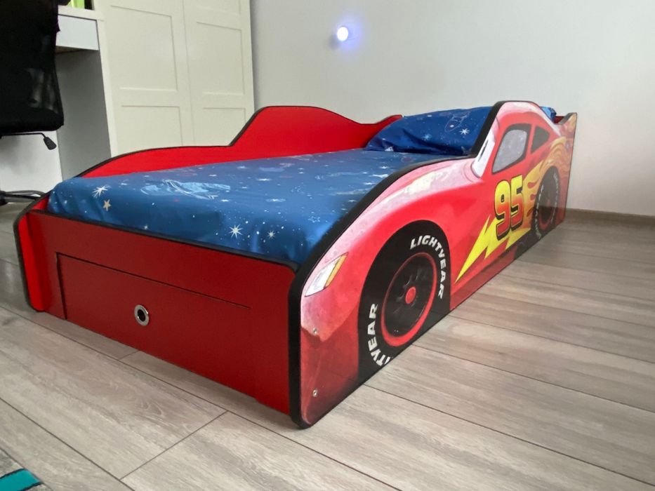 Pat mașină Fulger McQueen + saltea + lenjerii