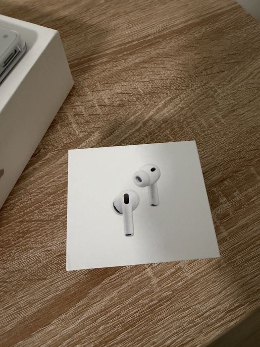 MacBook Air M4 și Airpods Pro 3