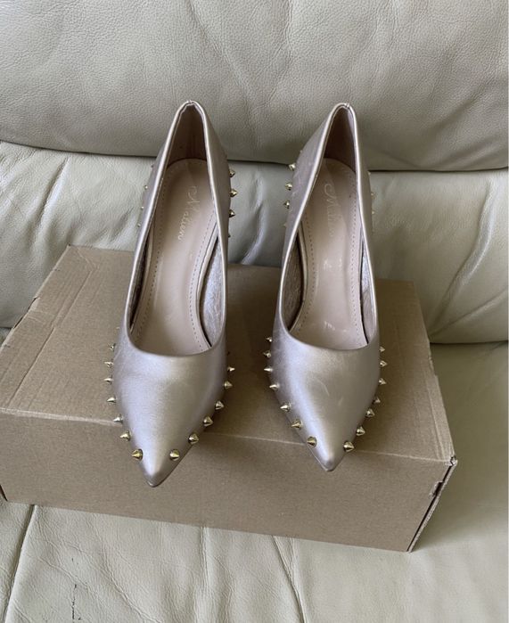 Елегантни дамски обувки на ток