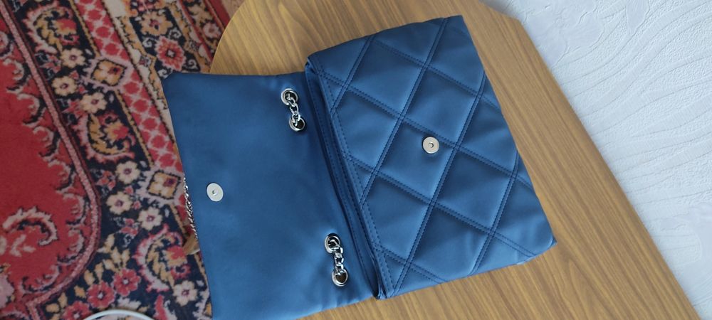 Сумочка продается в голубом сочном цвете