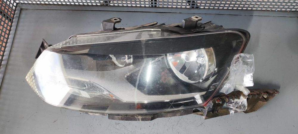 Far stanga volkswagen vw polo 6R an 2010 cod 1EE247051-01 HELLA