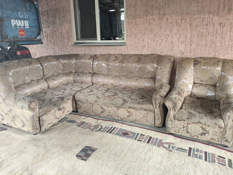 Продам угловой диван с креслом