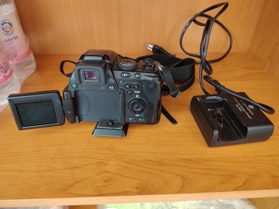 Лот ретро фотоапарати: Дигитален Konica Minolta A200 + Лентов Смена Символ