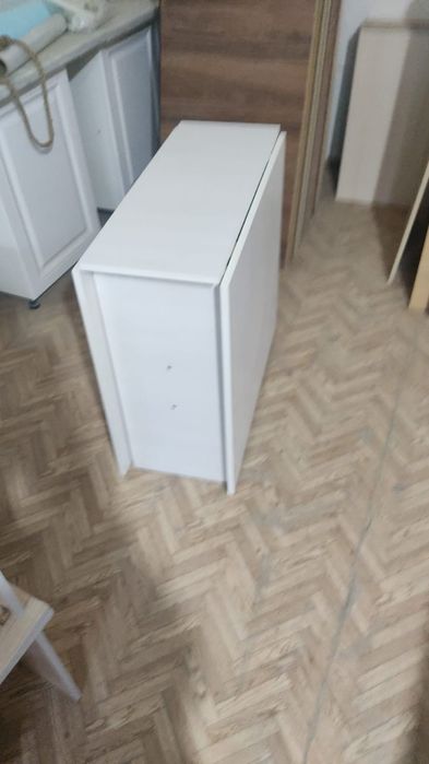 Распродажа новых стол книжек