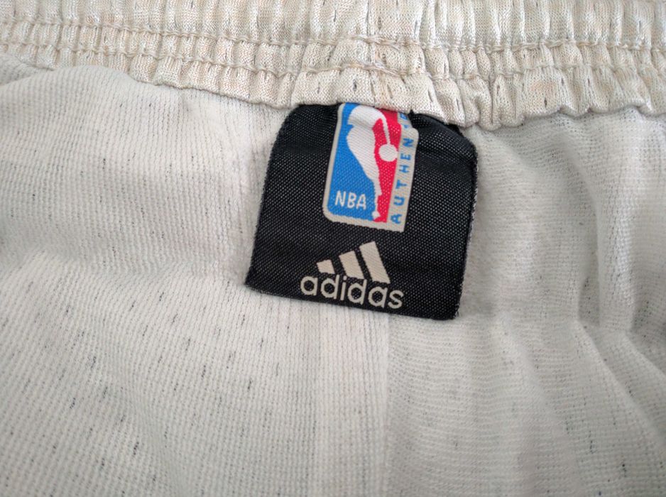 Спортивные шорты Adidas NBA.