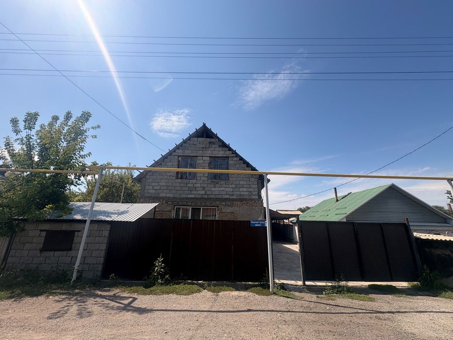 Продам мансардный дом в черновом варианте.