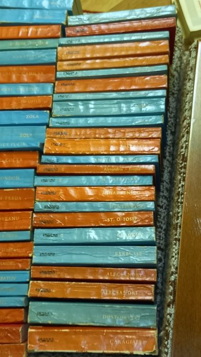 Vand lot de 133 carti din Colecția Pentru Toti- rosu și albastru