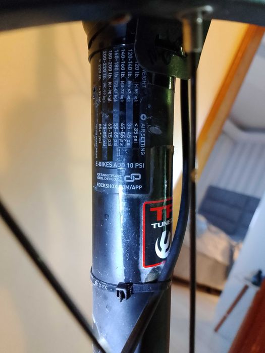 Vând furca rockshox lyric ultimate 27'5 15x110 cu puține zgârieturi pe lowere