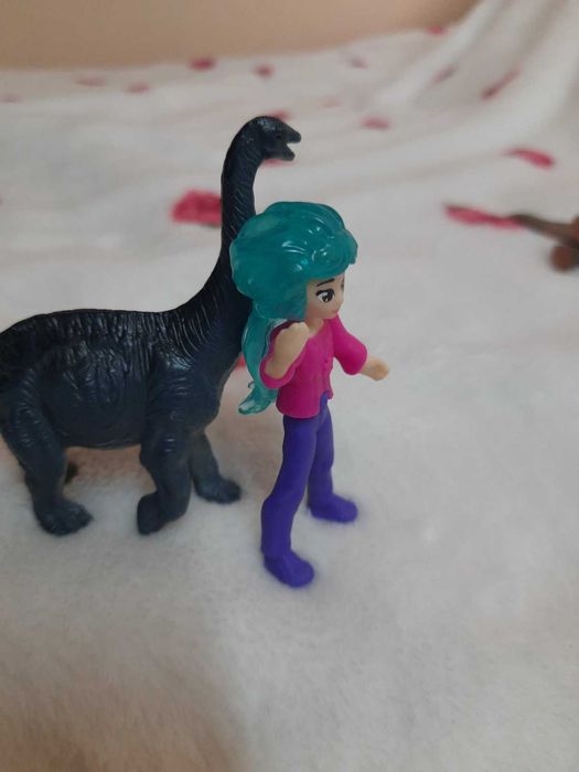 Играчки динозаври, гущер и момиче