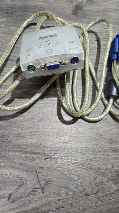 Устройство за използване на два компютъра с един монитор KVM
