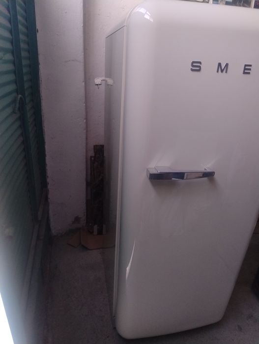 Хладилник Smeg с вътрешна камера