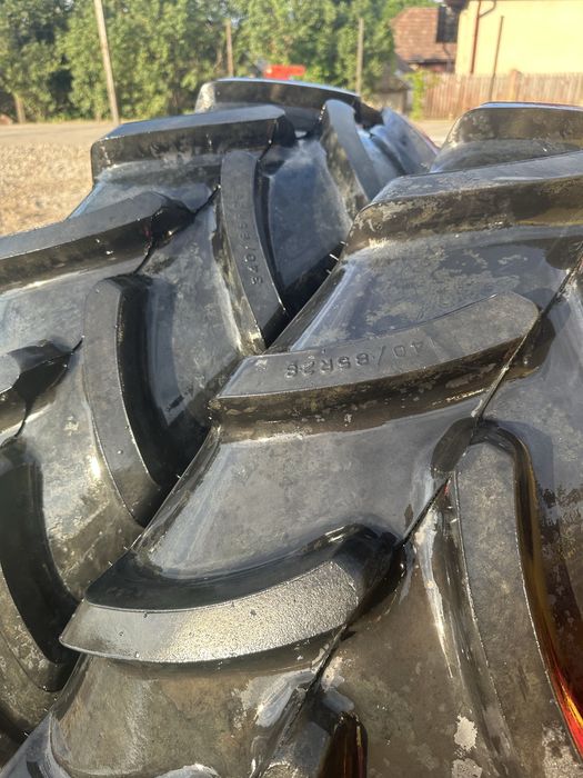 Vând cauciucuri noi tractor 13.6 r28
