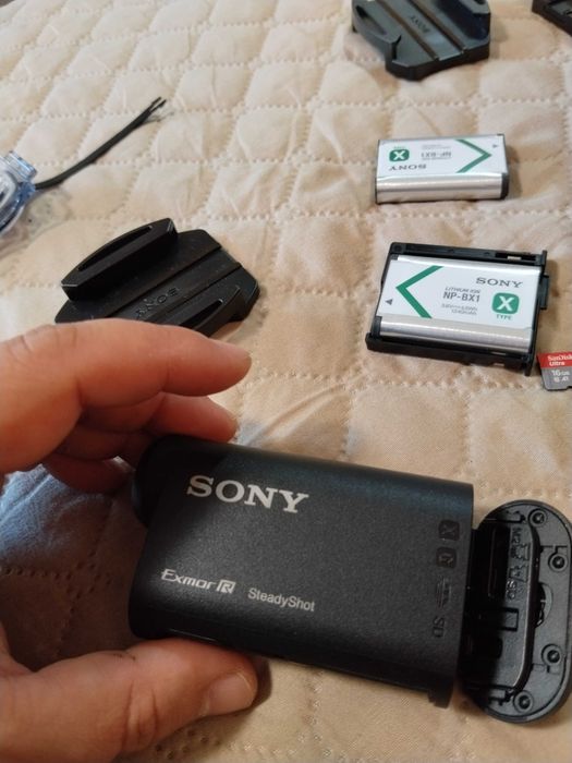 Екшън камера Sony  със много допълнителни екстри