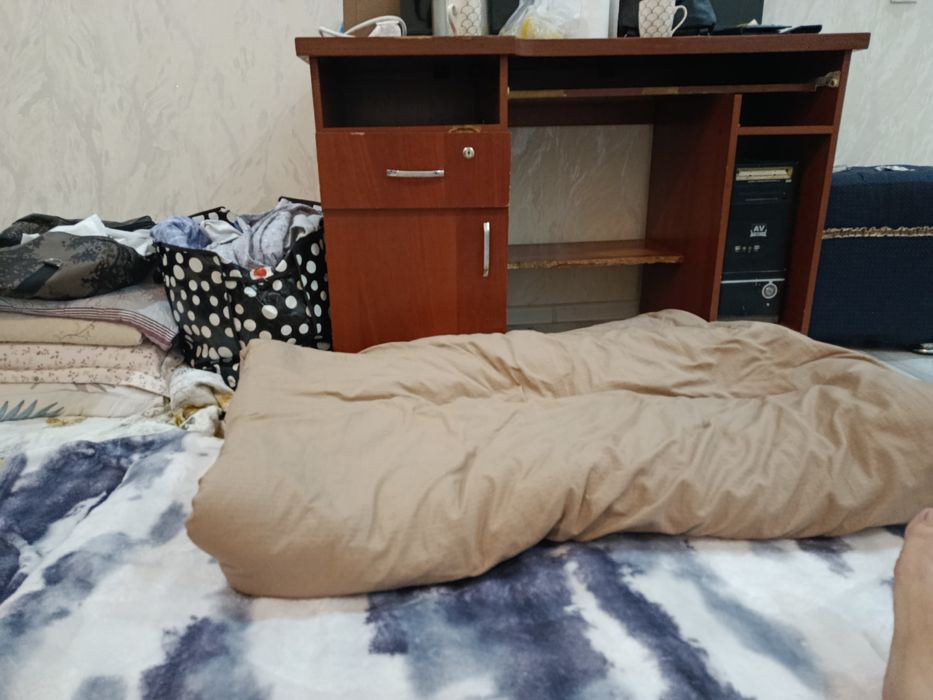 продам компьютерный стол за 300т сум