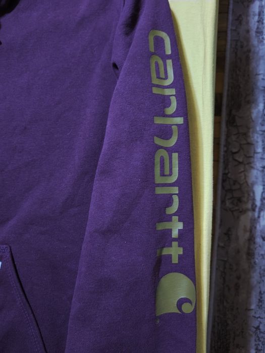 Продавам суичър на фирмата Carhartt.Много приятна и запазена дреха.