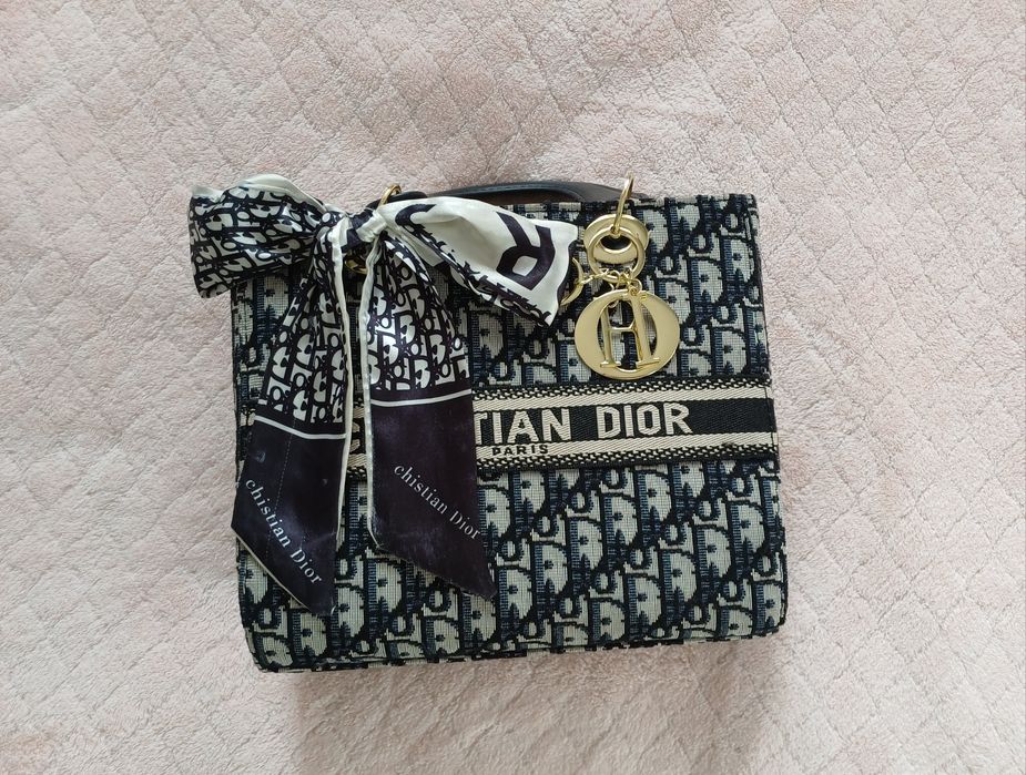 Christian Dior sumka holati ajoyib
