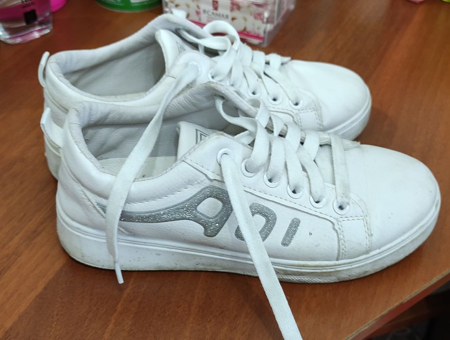 Продам кроссовки размер 36