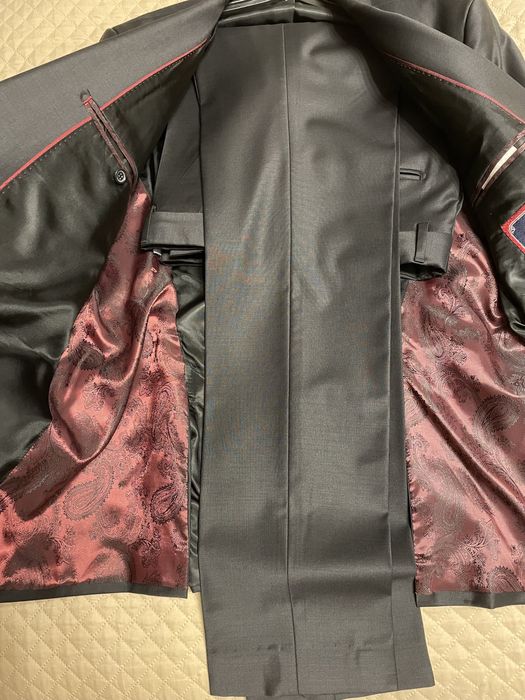 Продам двубортный костюм