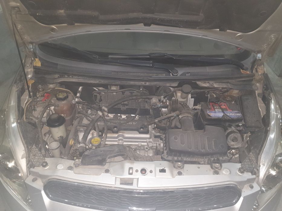 Yaxwi nyata olingan spark yaxwi nyata sotlmoxci