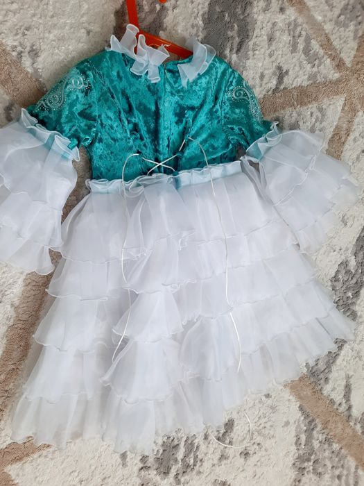 Продам платье на 5-6 лет одевали один раз
