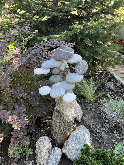 Decorațiune grădină din pietre decorative pe suport