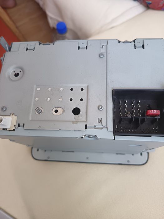Vând radio cd  player Volkswagen nou.