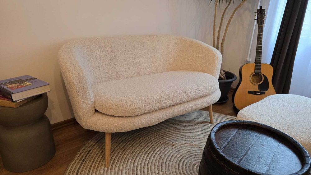 Vând Canapea GISTRUP 2 locuri alb plușat + Taburet