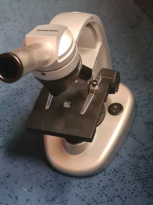 Microscop puțin folosit.