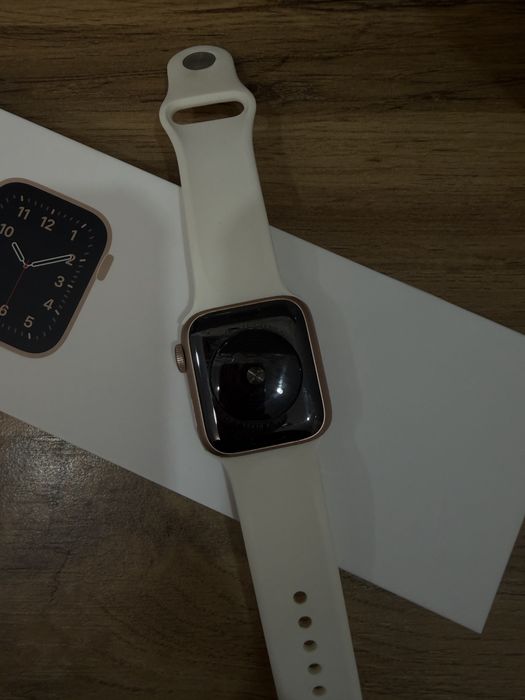 Продаю Apple Watch SE